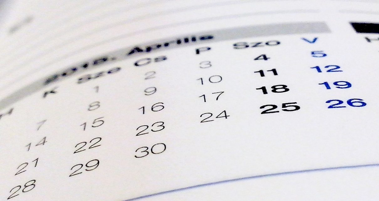 Jakie są najważniejsze cechy kalendarza biurkowego?