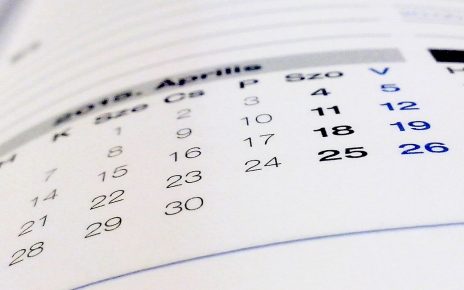 Jakie są najważniejsze cechy kalendarza biurkowego?
